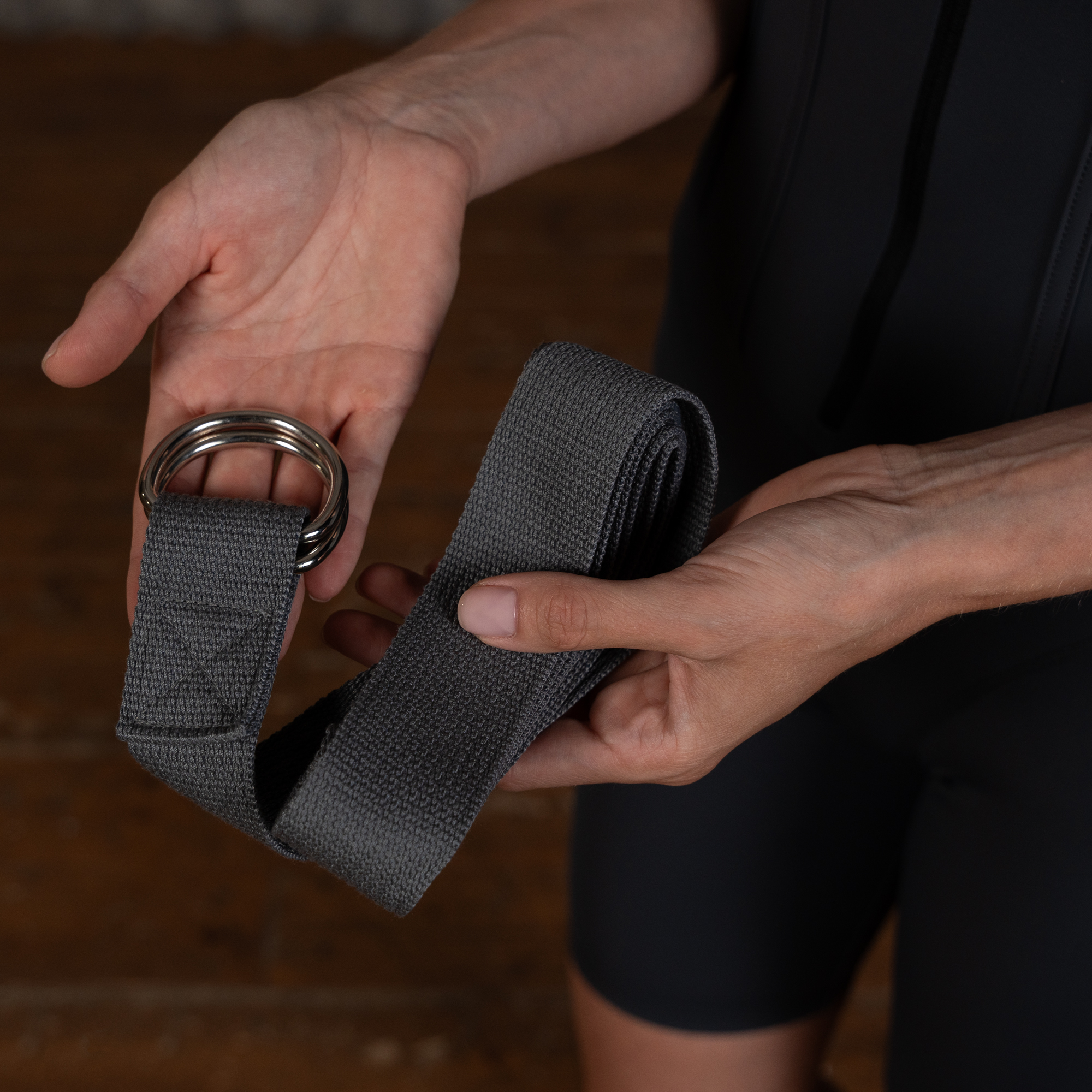 Ремень для йоги с металлическим карабином PRCTZ YOGA STRAP, серый.